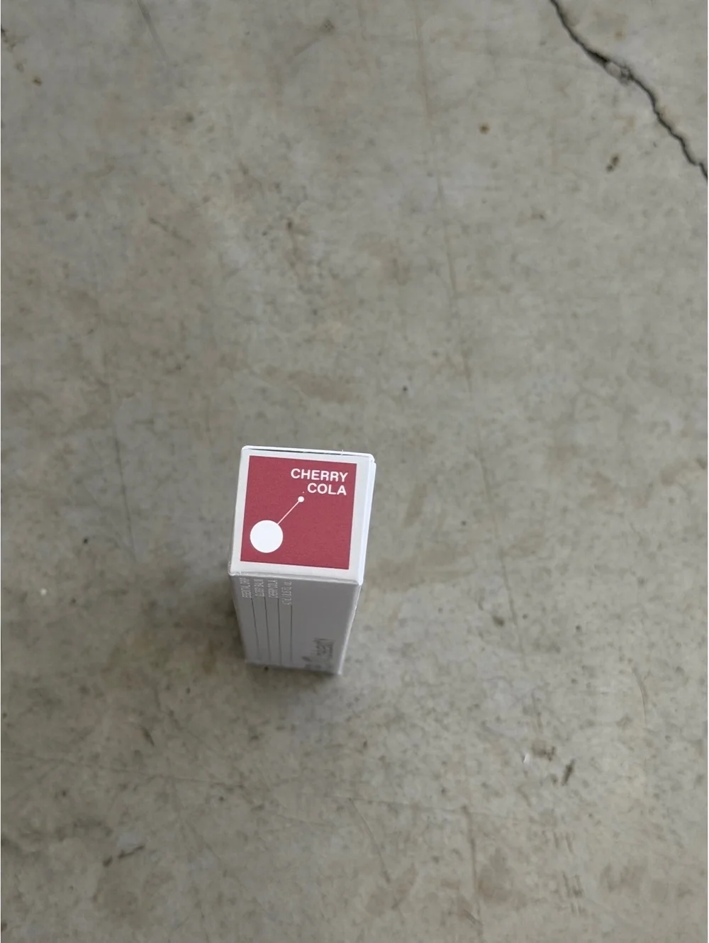 r.e.m. beauty / Essential Drip Glossy Balm / Cherry Cola